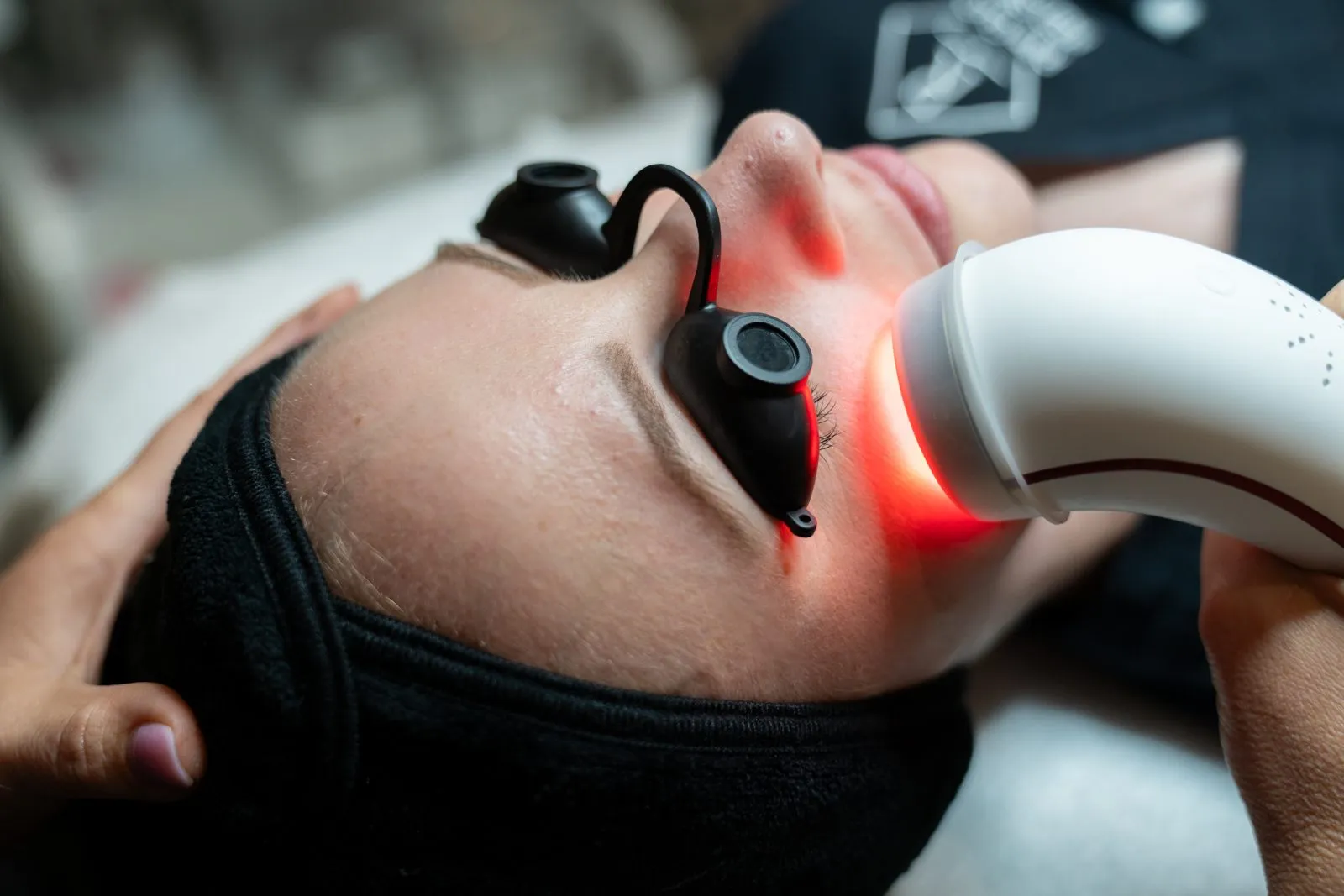 Red LED light therapy during a skin treatment